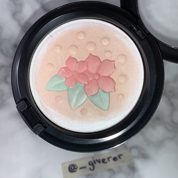 IN FOR A TREAT Pearlmatte Face Powder MAC Baking Beauties - Picture 6 of 14